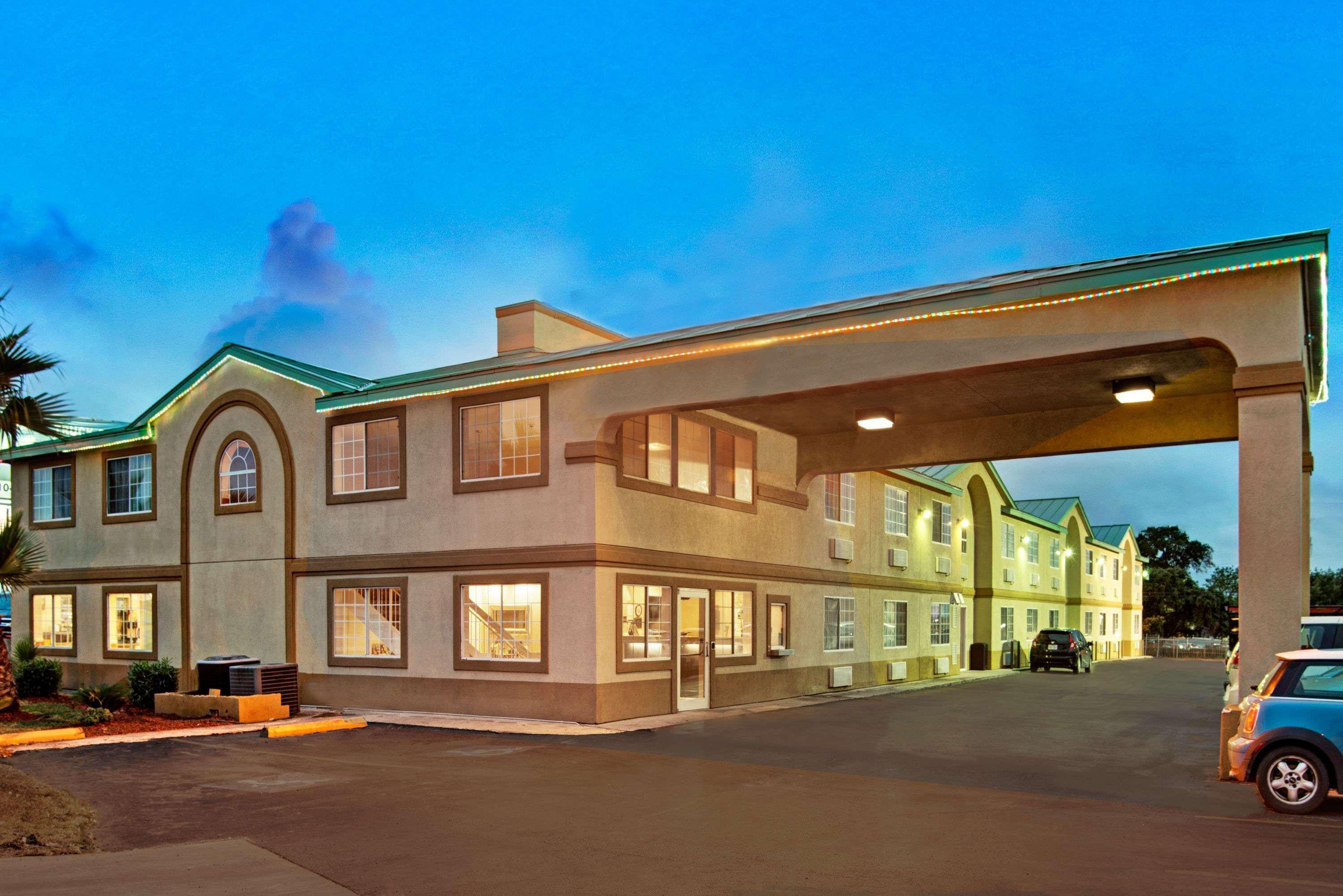 Days Inn By Wyndham San Antonio Airport Exterior photo