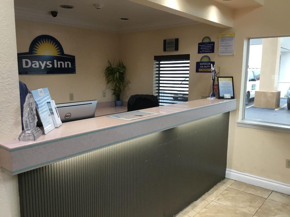 Days Inn By Wyndham San Antonio Airport Exterior photo