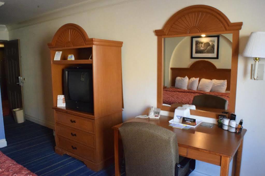 Days Inn By Wyndham San Antonio Airport Exterior photo